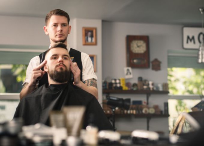 Barber czeka na zapłatę po wykonanej pracy